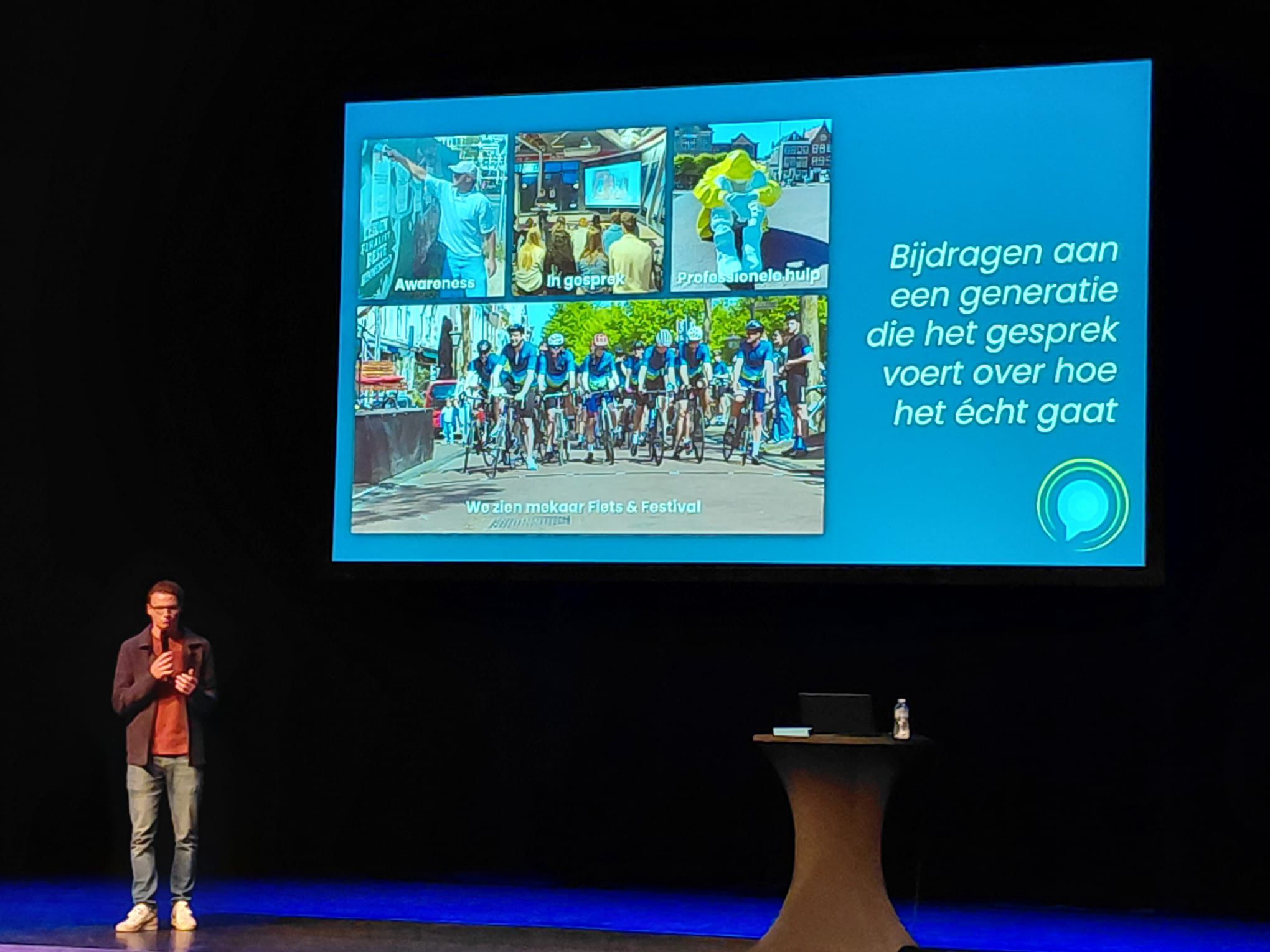 Mart spreekt tijdens een lezing over mentale gezondheid