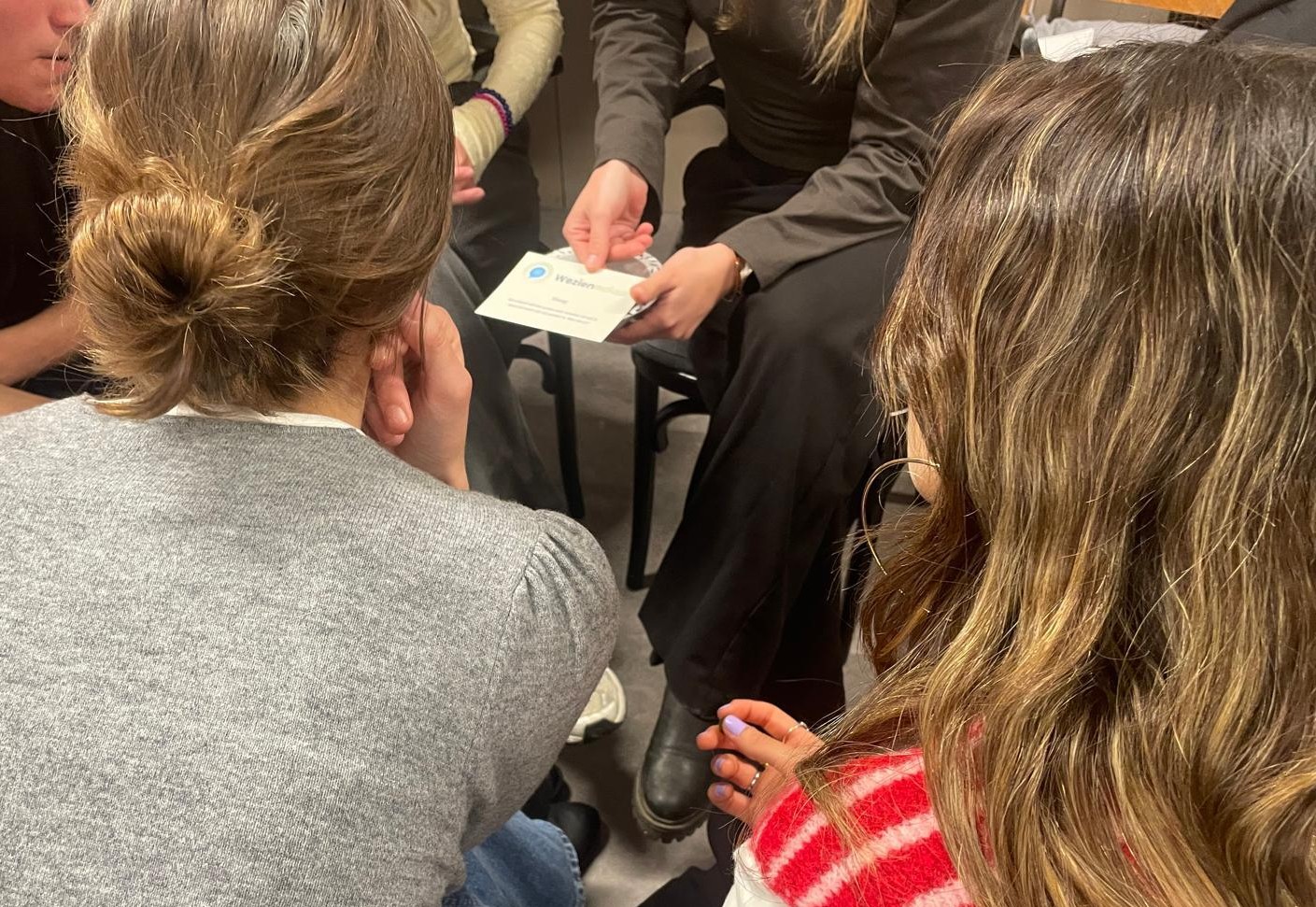 Deelnemers in gesprek tijdens een workshop van We zien mekaar